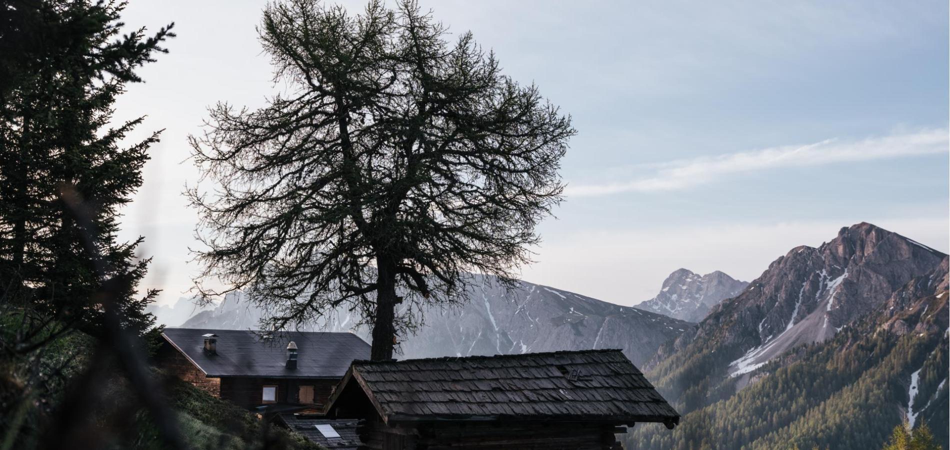 Chalets in den Dolomiten