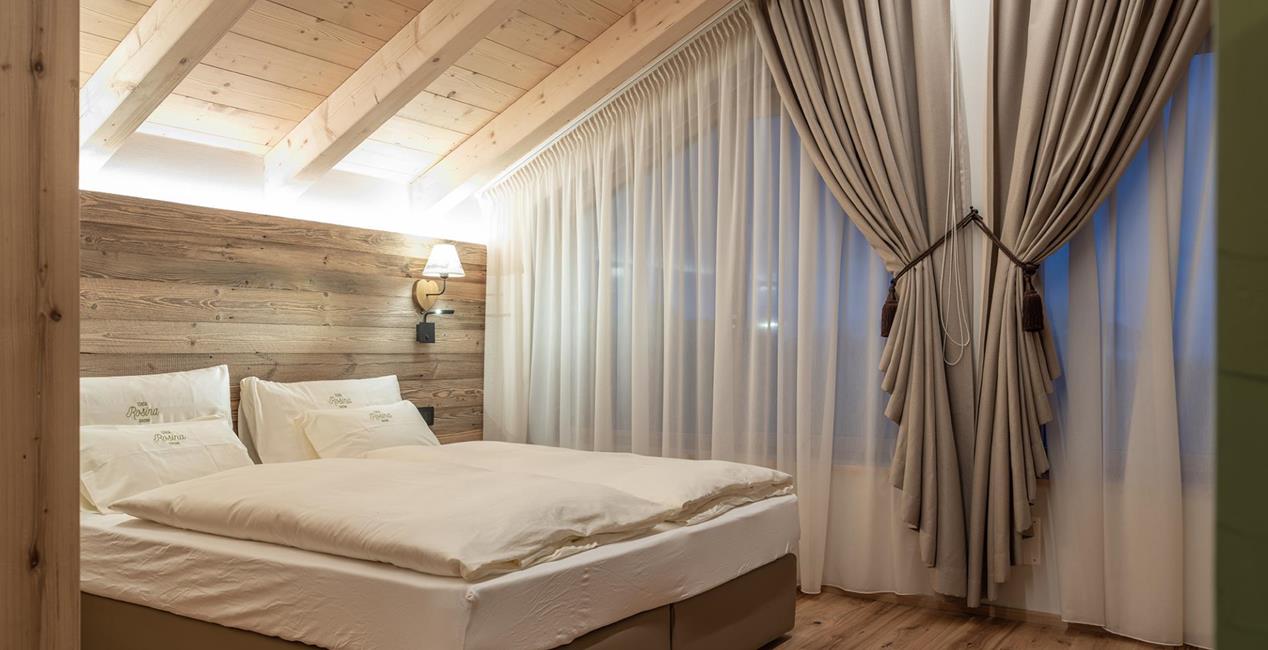 La luminosa zona notte con letto matrimoniale della Ciasa Rosina