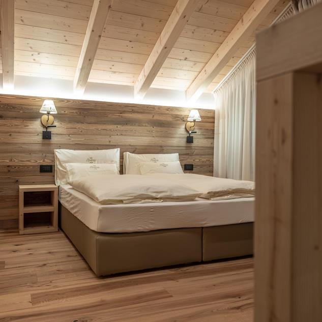 Heller Schlafbereich mit Doppelbett - Ciasa Rosina