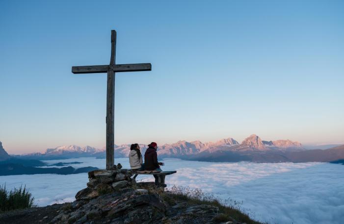 Ein Paar auf einem Berggipfel