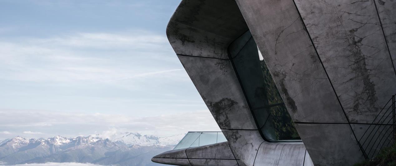 Messner Mountain Museum sul Plan de Corones con vista sulle montagne.