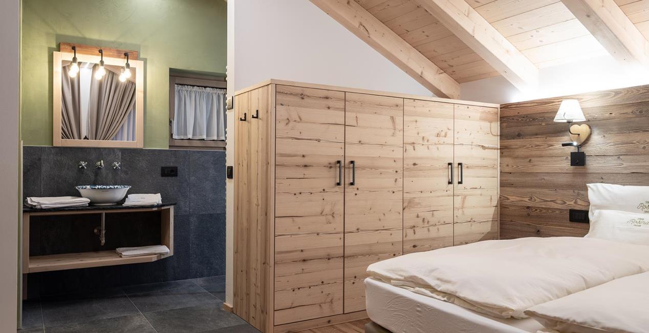 Sleeping area and bathroom of Ciasa Rosina