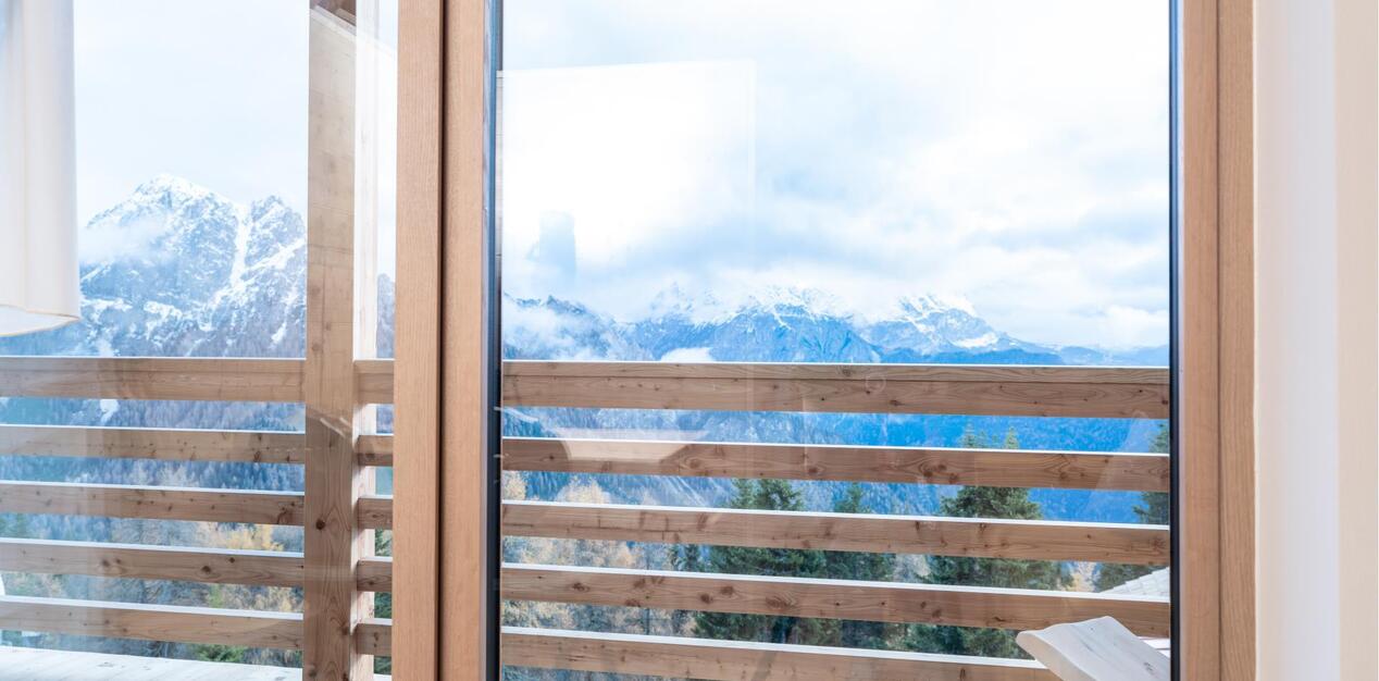 Aussicht vom Balkon von Ciasa Arnica mit Blick auf die verschneiten Berge.