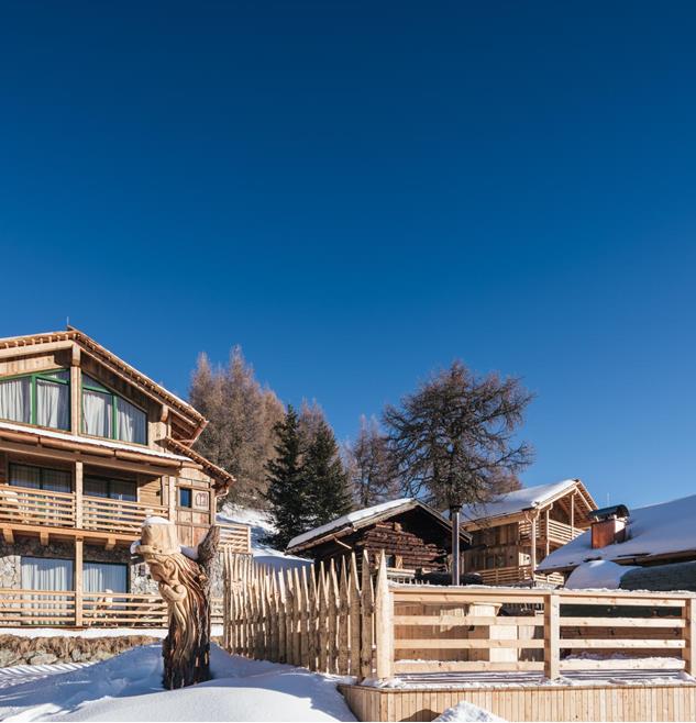 Chalet in legno in un paesaggio invernale