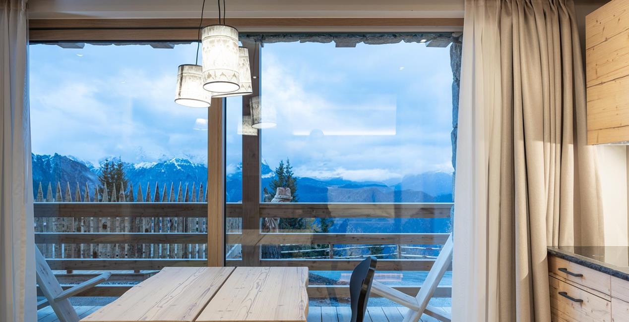 Zona giorno e pranzo e terrazza con vista sulle montagne – Ciasa Rosina