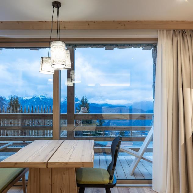 Wohn- und Essbereich und Terrasse mit Blick auf die Berge- Ciasa Rosina