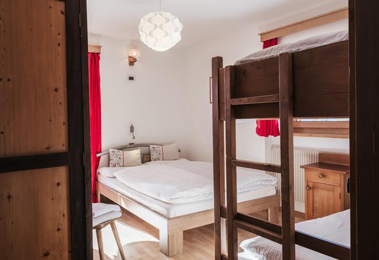 Hüttenzimmer mit Doppelbett und Stockbett