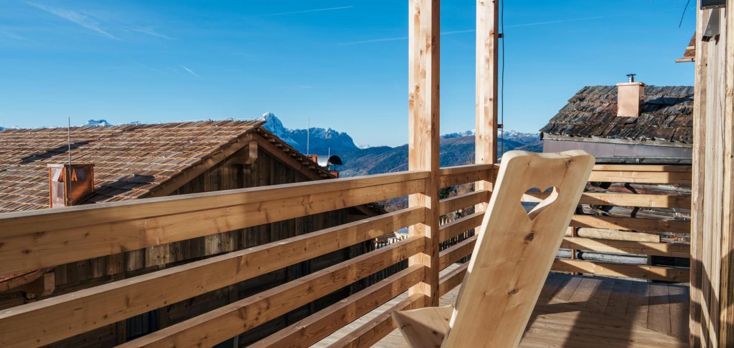 Auf dem Balkon eines Chalets