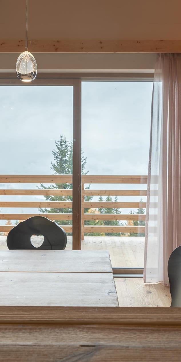 Wohnraum mit Küche und Balkon - Ciasa Grazia