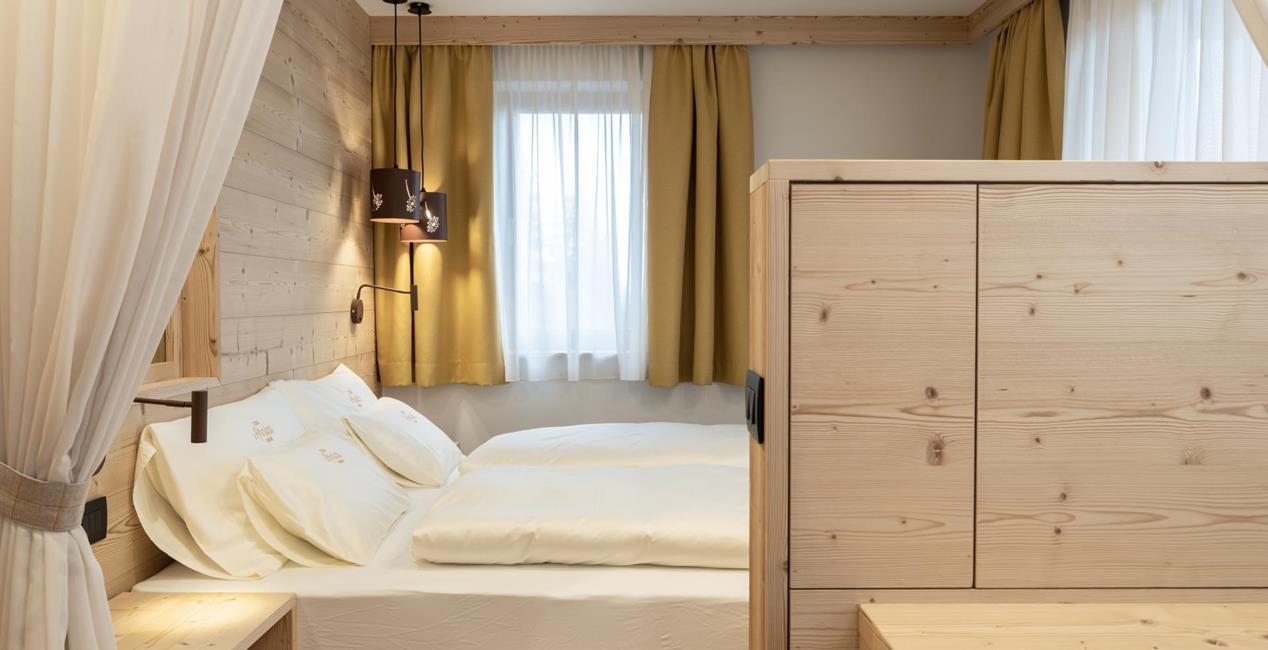 Sleeping area with a double bed - Ciasa Arnica