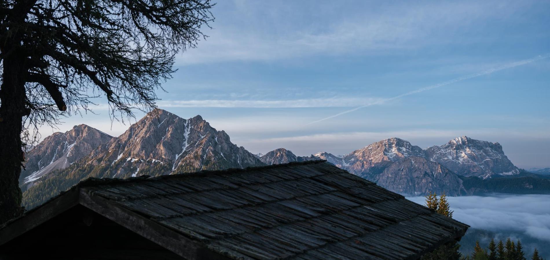 Rustikales Holz-Chalet mit den Dolomiten