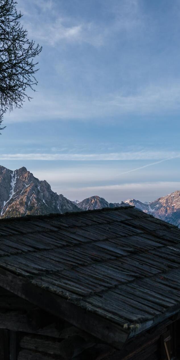 Rustikales Holz-Chalet mit den Dolomiten