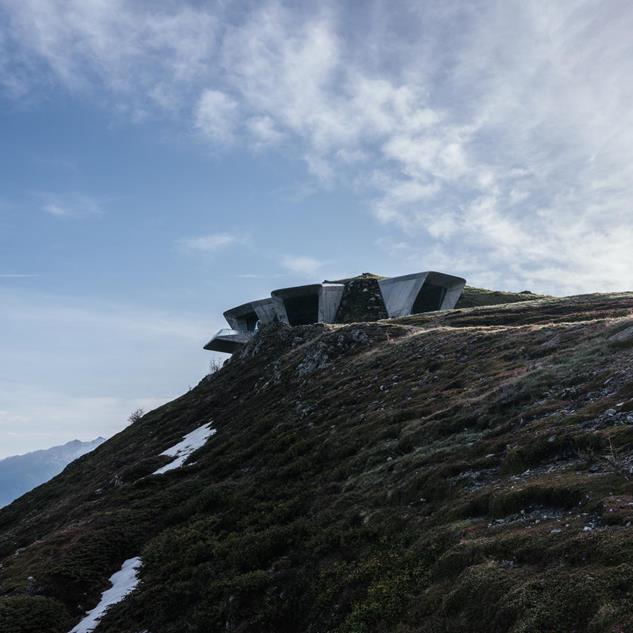 Messner Mountain Museum am Kronplatz mit Blick auf die Berge.