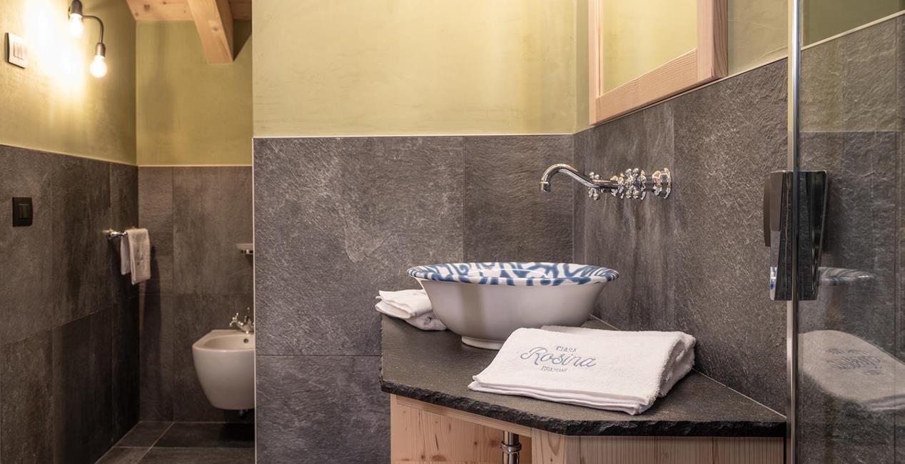 Uno dei bagni della Ciasa Rosina con lavabo e WC