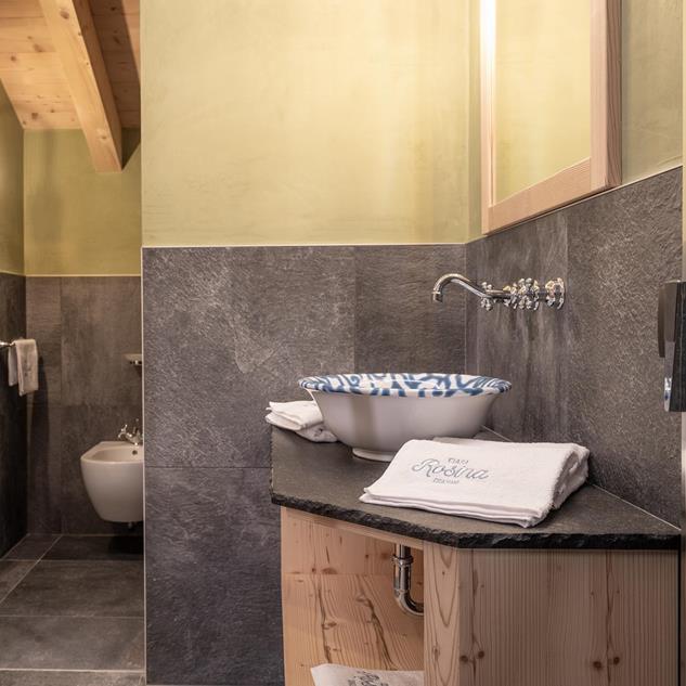 Eines der Badezimmer von Ciasa Rosina mit Waschbecken und WC